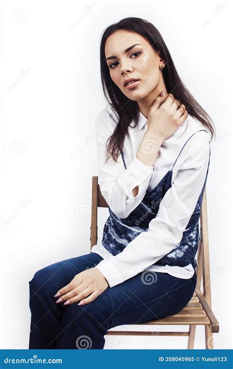 Jovem Feliz Sorrindo Garota Latina Americana Emocionada Se Posando Sobre O Estilo De Vida Branco