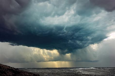 C U De Tempestade Nuvens Escuras Acima Da Gua Do Mar C Nica