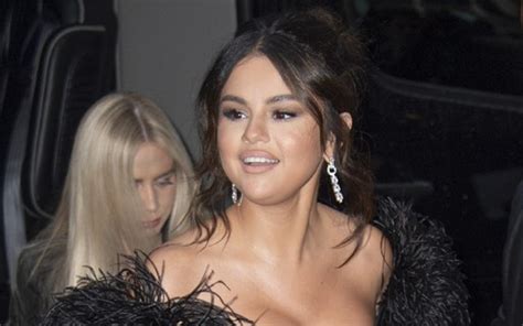 De pretinho tomara que caia Selena Gomez arrasa em première de novo