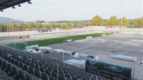 La installació de la nova gespa de l Estadi va pel bon camí i podria