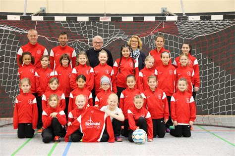 Dammer Fußballerinnen freuen sich über neue Trainingsanzüge