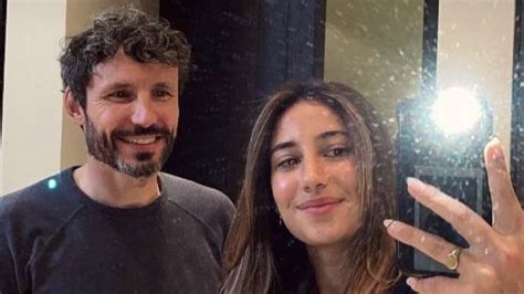 Zangeres Roxy Dekker Showt Lichaam In Kleine Bikini Escalatie