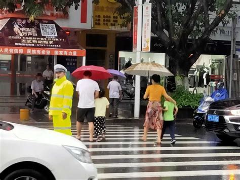 雨中执勤，河源交警变“浇警”，市民齐点赞！ 澎湃号·政务 澎湃新闻 The Paper