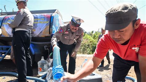 Musim Kemarau Satlantas Polresta Banyuwangi Bagikan 7500 Liter Air Bersih