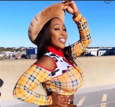 Zmeena Orr Instagram Star Leaked Video Age Relationship