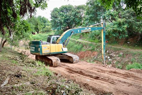 Saae Sorocaba realiza limpeza e desassoreamento de córrego no Jardim