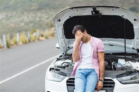 Hombre Desesperado Despu S De Un Accidente Automovil Stico Foto Premium