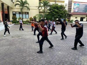 TINGKATKAN KEMAMPUAN PERSONEL DIT PAMOBVIT GELAR LATIHAN KICK BOXING