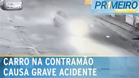 Rapaz é arremessado ao telhado ao ter moto atingida por carro