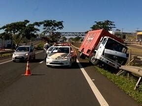 Fronteira Notícias 1ª Edição Caminhão atinge canteiro central da