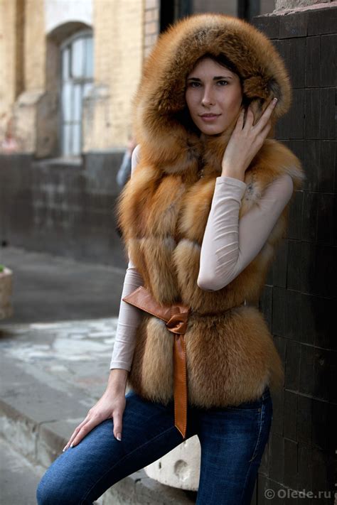 Жилетка меховая безрукавка из рыжей лисы с капюшоном | Меховое ателье ...