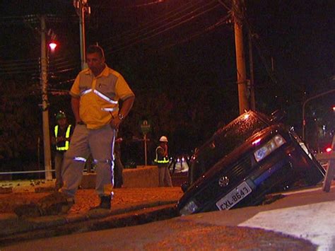 G1 Carro Cai Em Buraco Feito Por Obra Da Sanasa Em Campinas