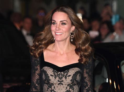 Kate Middleton resplendissante étrenne une nouvelle robe signée par l