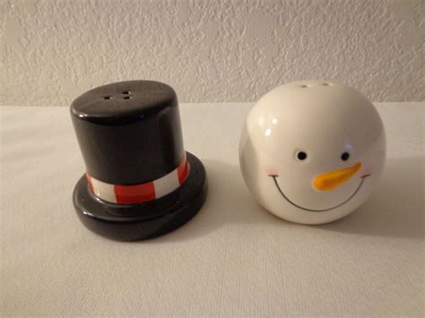 Vintage Snowmen Salt And Pepper Shake Set Etsy Salt And Pepper