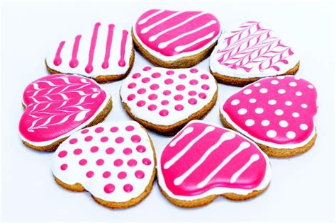 Grupo de galletas en forma de corazón sobre un fondo blanco Foto Premium