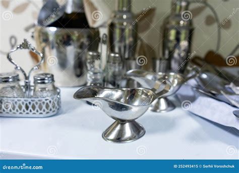 Item Coberto De Metal Brilhante - Un Conjunto De Objetos Y Cubiertos. Una Variedad De Cubiertos De Metal ...