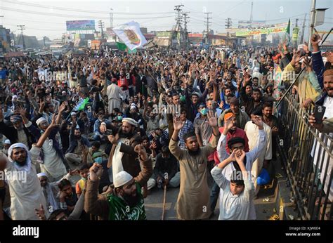 Lahore, Pakistan. 26th Nov, 2017. Pakistani protesters from the Tehreek-i-Labaik Yah Rasool ...