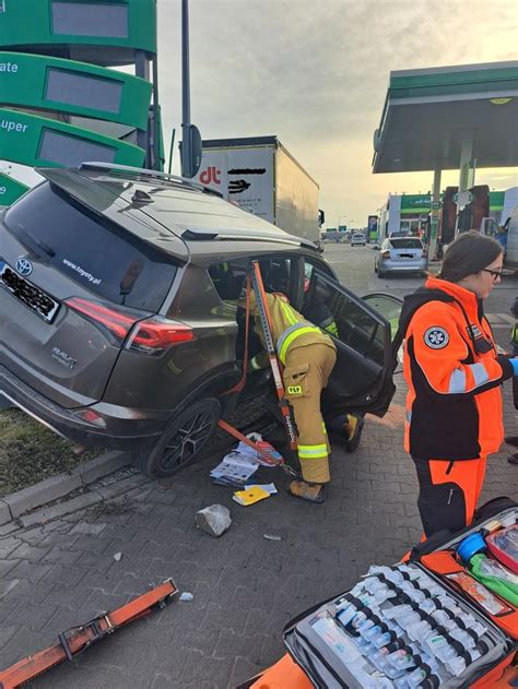 Wypadek na DTŚ Samochód wjechał na stację paliw ESKA pl