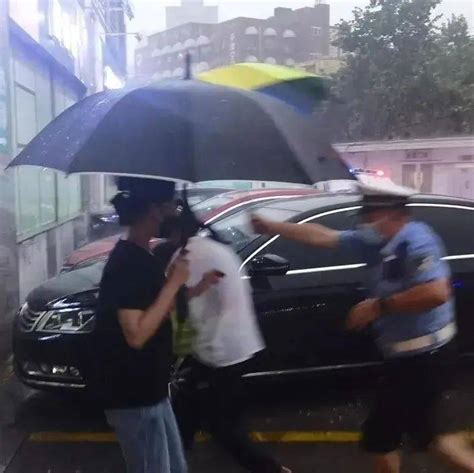 你光脚的样子真美！交警雨中护送受伤孩子就医 魏晓勇 李沧 尹智民