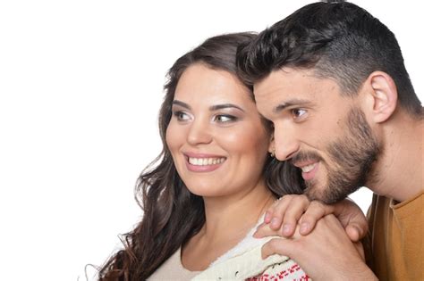 Retrato De Feliz Pareja Joven Sonriente Y Abrazar Blanco Plano