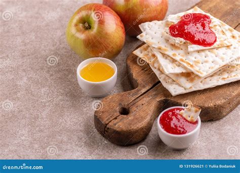 Pain Azyme Cacher Juif Traditionnel Avec Les Pommes La Confiture Et Le