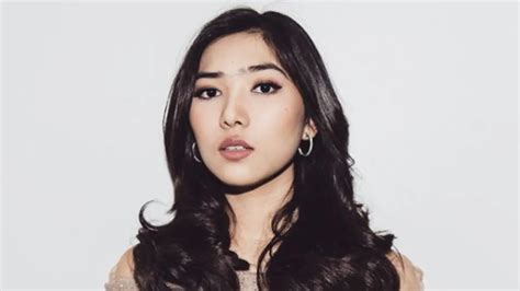 Isyana Sarasvati Si Cantik Dengan Khas Makeup Flawless Beauty