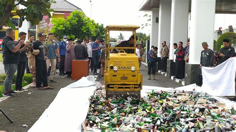 Ribuan Botol Minol Dimusnahkan Di Bale Kota Tasik Hasil Razia Kamar