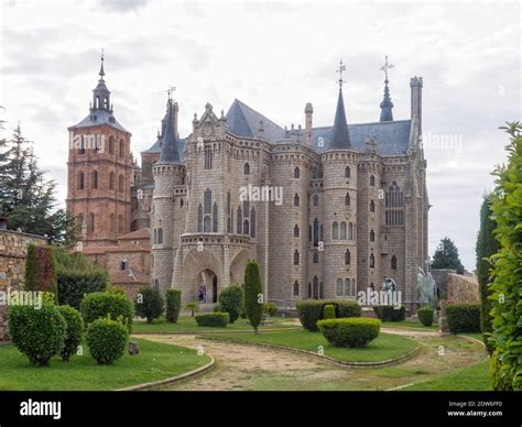 El Palacio Episcopal Del Arquitecto Espa Ol Antoni Gaud Junto A La