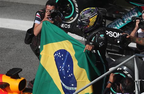 Hamilton vence em São Paulo pega bandeira do Brasil e homenageia Senna