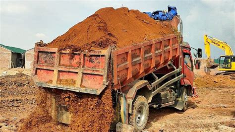 Awalnya Amblas Dump Truk Toyota Dyna Bongkar Muatan Tanah Merah YouTube