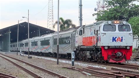 Hunting Kedatangan Dan Keberangkatan Kereta Api Di Stasiun Kediri Youtube