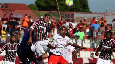 Flu Bate Bangu Alcan A Melhor Sequ Ncia Em Meses E Encosta No L Der