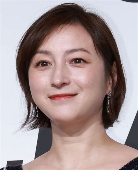 広末涼子「すこし嬉しいお知らせが」両肩と胸元を見せる白衣装で報告 ファンも期待 芸能写真ニュース 日刊スポーツ