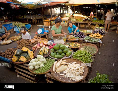 Philippines Fruit Market Hi Res Stock Photography And Images Alamy