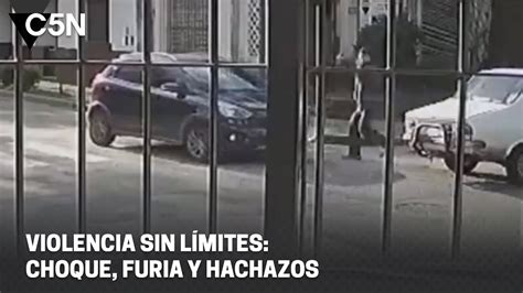 CHOCARON se bajó con un HACHA y le DESTROZÓ el auto a una mujer YouTube