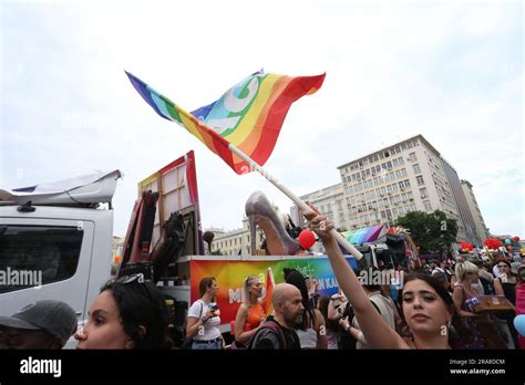 Les gens chantent et dansent lorsqu ils participent au défilé annuel de la gay Pride connu sous