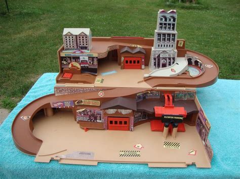 Vintage Hot Wheels City Sto Go Foldup Playset Mattel