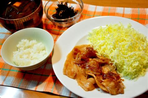 栗原はるみさんの豚の生姜焼きのレシピ。付け合わせはポテトサラダ。