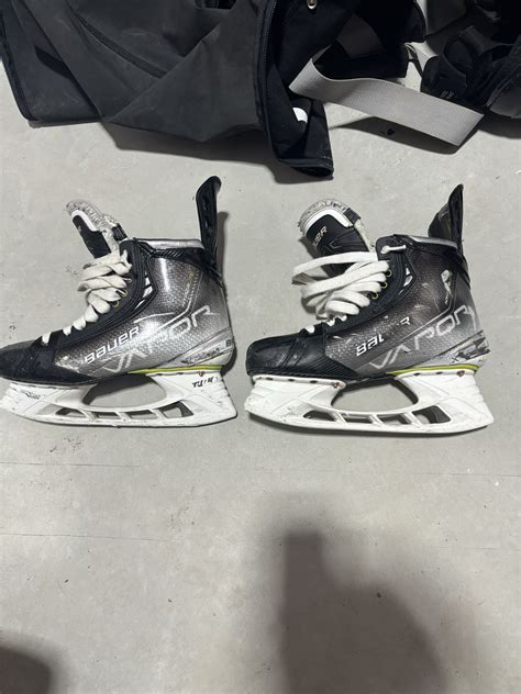 Used Senior Bauer Regular Width 10 Vapor Hyperlite Hockey Skates