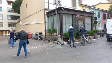 Auto Si Ribalta E Finisce Contro Il Ristorante Settimo