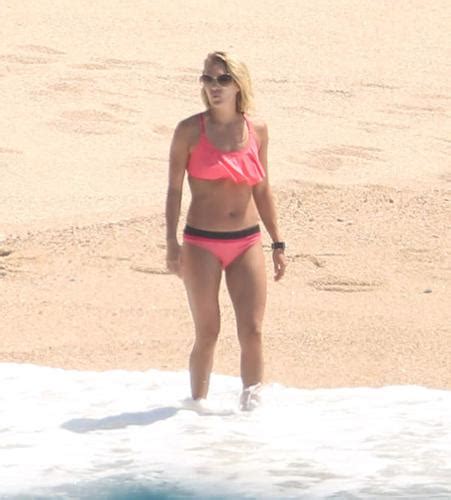 Beach Babe Carrie Underwood Shows Off Ripped Body In Tiny Bikini For Anniversary