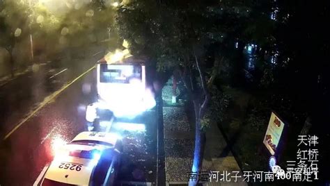 我为群众办实事︱背包落在公交车 南市派出所民警辅警冒雨寻找澎湃号·政务澎湃新闻 The Paper