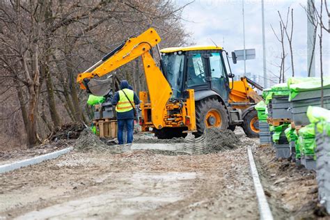 Un Equipo De Trabajo Utiliza Una Excavadora De Carreteras Para