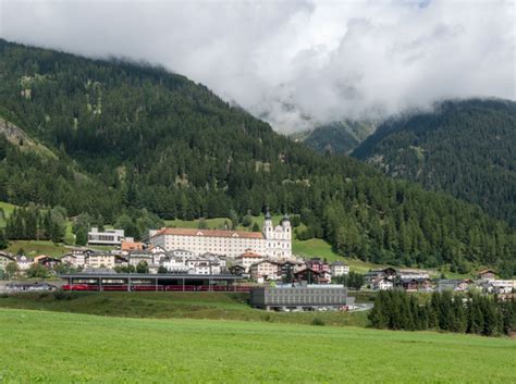 Internado Femenino Del Monasterio De Disentis Must R Suiza