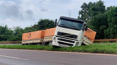 Carreta Sai Da Pista E Para No Canteiro Central Da Br