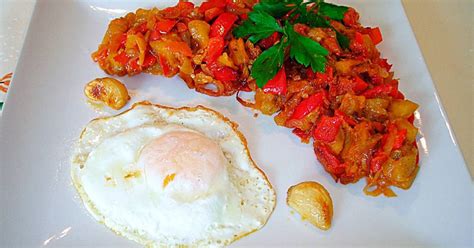 Huevo Frito Con Pimiento Rojo Berenjena Y Cebolla Morada Receta De