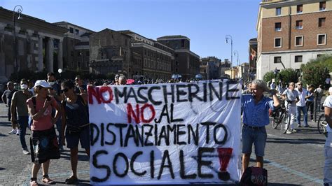 Negazionisti In Piazza A Roma Ma Sono Soltanto 1500 Salviamo I