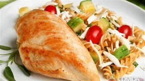 Receita de Filé de frango grelhado salada de macarrão integral