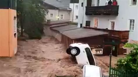 Hochwasser in Österreich Flut Welle rast durch Hallein Video zeigt