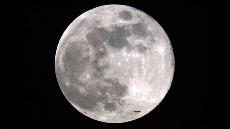 See November's Full Beaver Moon light up the sky around the world ...